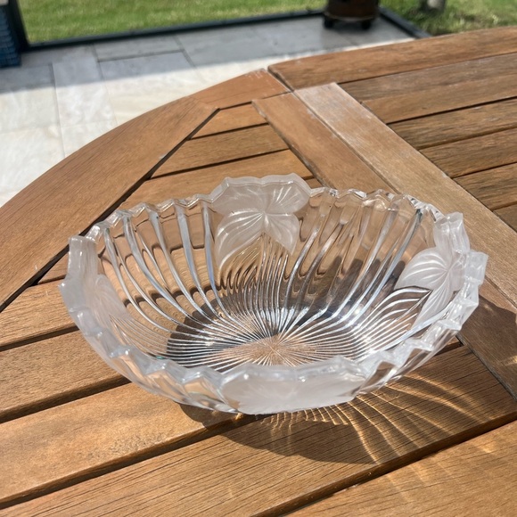 Mikasa Crystal Glass Bowl Frosted Flower Leaf Ribbed Sawtooth Edge Oval 7x5 - Picture 2 of 9